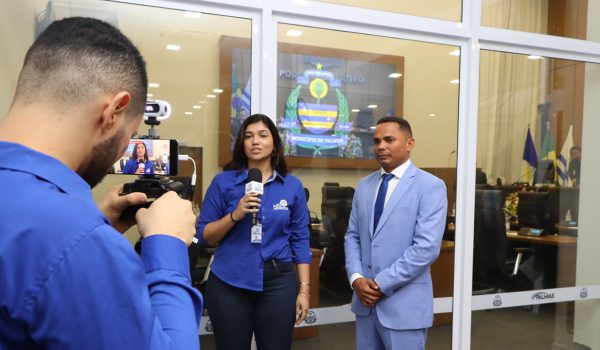 Veredor Josmundo cendendo intrevista para a respostagem do site Sou Palmas