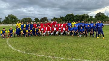 Jogadores em campo para a partida de futebol.