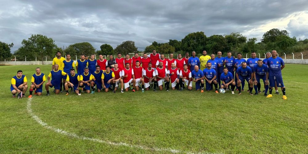 Jogadores em campo para a partida de futebol.